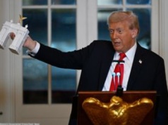 "Arc de Trump". Wnosi łuk na swoją cześć