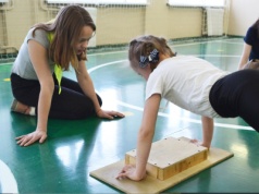 Matka krytykuje lekcje WF-u w szkołach. "Moja córka w 8. klasie nie wie, co to piłka lekarska"