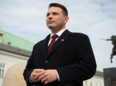 Urzędników powinno być mniej, ale powinni lepiej zarabiać