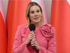 Marta Nawrocka w różu na spotkaniu z Amazonkami. Stylistka krytykuje: "ZA DUŻO"