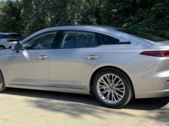 Omoda to nie jedyny chiński samochód, który wariuje przy „regulacji kierownicy”. Ale u rywala Toyoty Camry nie odpadła