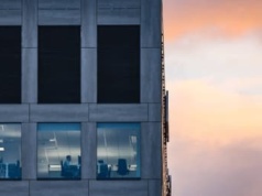 Przyjdzie AI i nas zje? Na rynku pracy bez dramatu, ale jesteśmy w „dekadzie niepewności”