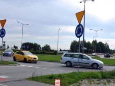 Na rondzie pasy się krzyżują i... kierowcy się gubią. Zmieniają się zasady kierunkowskazów