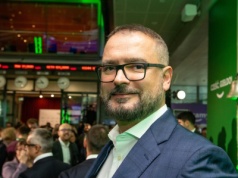 Przez rok od debiutu akcje Żabki nie dały zarobić. Kurs trzymają dwie kotwice