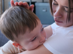 "Mamo, gdzie jest teraz babcia?" Jak rozmawiać z dziećmi o śmierci