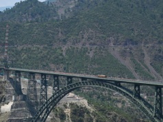 359 metrów nad ziemią i prawie 1,5 km długości. Ten most to inżynieryjny przełom