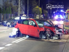Rozbili się pod domem. BMW uderzyło w ogrodzenie, urwane koła uderzyły w auto sąsiadki, a silnik wpadł na ich posesję. Cztery osoby ranne, w tym małe dziecko