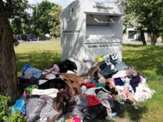 Mieszkańcy Warszawy wyrzucają stare ubrania pod pojemniki na zużytą odzież. Nie chcą jeździć do PSZOK-ów