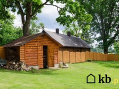 Genialny pomysł na składowanie drewna w małym ogrodzie. Prawie nie zajmuje przestrzeni