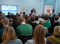 O regionalizmie, lokalnej tożsamości i dialogu