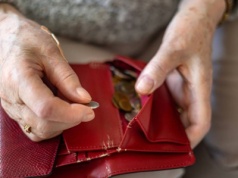 Twarde przepisy renty wdowiej. Część seniorów nie dostanie jej wcale