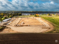Stadion w Mikołajkach nabiera kształtu. Będzie służył nie tylko piłkarzom