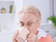 "Nowe" mleko zyskuje grono fanów. Szczególnie dobre dla żołądków seniorów