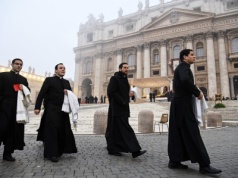 Watykan: na świecie przybywa wiernych, ubywa kapłanów