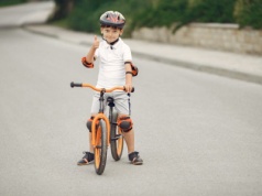 Nowe przepisy drogowe: obowiązkowe kaski dla dzieci i ograniczenia dla młodych kierowców