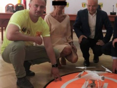 Jak urzędnik podlegający ministrowi Kierwińskiemu zarobił setki tysięcy złotych na dronach w gminie Lesznowola