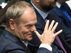 Tuż przed weekendem Tusk pojawił się w Sejmie i zagrał na nosie! "To coś, co nikogo …