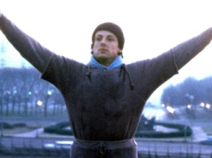 Tak wygląda młody Sylvester Stallone! Mamy zdjęcia z filmu o Rockym!