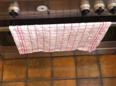 Wieszasz ścierkę na drzwiach piekarnika? Szybko przestań, jest ku temu powód