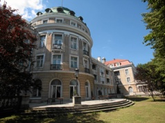 To piękne uzdrowisko przyciągało znane osobistości. Koniecznie odwiedź je jesienią