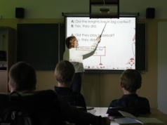 Zmiany dla nauczycieli. Chodzi o godziny ponadwymiarowe. MEN wymienia dwa przypadki