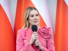 Marta Nawrocka w ogniu krytyki. Chodzi o różowy kostium