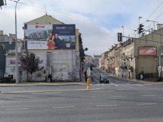 Wiszą i szpecą. Od lat reklamują się na miejskiej działce bez zezwolenia