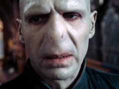 Tego nie było w filmach Harry Potter. Oto pierwsze spojrzenie na scenę z Lordem Voldemortem z serialu HBO