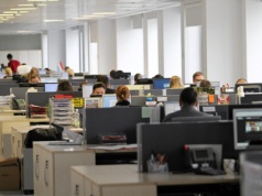 Premie na święta dla wszystkich pracowników. Obowiązkowe. Firmy krytykują premiera