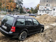 Pijany volkswagenem potrącił rowerzystę. Uciekając ugrzązł na budowanej drodze