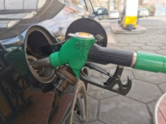 Ropa najtańsza od miesięcy. Czy spadną ceny paliw? Nowa prognoza