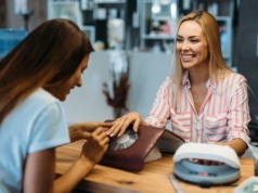 Ten manicure jest idealny na każdą porę roku. Minimalistki go uwielbiają