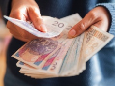 1300 zł miesięcznie dla każdego obywatela. Ministerstwo podało warunki