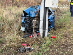 Wjechała peugeotem w słup na Białołęce. Auto zaczęło się palić