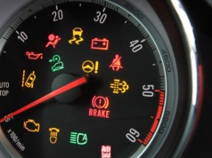 Kiedy trzeba zatankować samochód? Jazda na rezerwie to ryzykowna i kosztowna "gra"