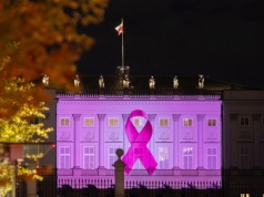 Na fasadzie Pałacu Prezydenckiego iluminacja w geście wsparcia kobiet dotkniętych rakiem piersi. To inicjatywa Pierwszej Damy