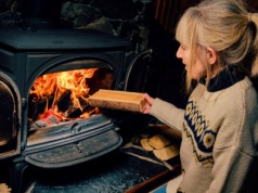 Zakaz dla właścicieli pieców na drewno. To staje się nielegalne – kary sięgają 100 tys. euro