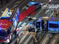 Poważny wypadek z udziałem radiowozu i przewozu osób na Marszałkowskiej. Rannych 5 osób, w tym czterech policjantów
