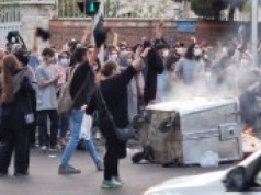 Iran się buntuje. Płoną chusty Chomeiniego