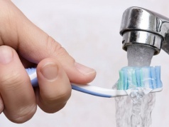 Czy moczyć szczoteczkę przed nałożeniem pasty? Lekarze ostrzegają