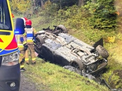 Jesienna aura na DK75. Osobówka na dachu w przydrożnym rowie