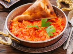 Jajecznica po bałkańsku jest puszysta i aromatyczna. Po prostu palce lizać!