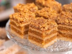 Ciasto warstwowe orzechowa szarlotka. Nie może go zabraknąć w jesiennym menu