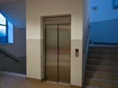 Kraków. Ciało młodej kobiety w windzie. Prokuratura przekazała nowe informacje