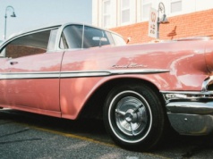 Różowe legendy. Od klasycznych cadillaców Presleya i Mary Kay po najbardziej szalone tuningi