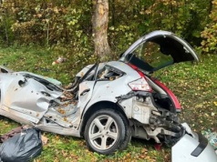 Zaczęło się od poślizgu na łuku. Kobieta zginęła na miejscu. Auto wbiło się w drzewo