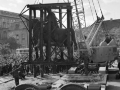 Ostatnie przenosiny pomnika księcia Józefa Poniatowskiego - z Łazienek przed Pałac Namiestnikowski