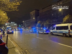 Huczna impreza na Marszałkowskiej. Szklane butelki leciały z okien w kierunku policjantów. Uderzony w głowę został pieszy. W trakcie dojazdu rozbił się radiowóz
