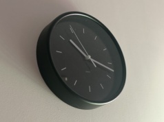 Zmiana czasu przyspiesza. W ostatni weekend października cofamy zegarki wcześniej niż zwykle