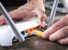 Przenigdy nie stawiaj ich przy routerze. Te przedmioty zakłócają sygnał i spowalniają Internet